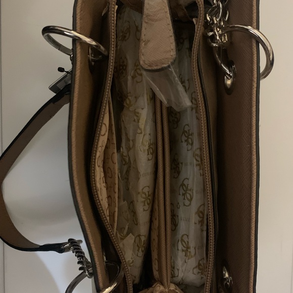 Guess purse 👜 - Picture 3 of 4